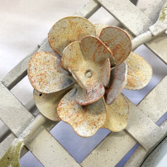 Vintage‎ Kirch | Wall Clock White/3D Floral Appliqué Metal Lattice - Picture 8 of 16